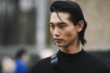 Milano, İtalya - 23 Şubat 2019: Milano Moda Haftası sırasında bir defile sonrası sokak stili Saç Modeli - Mfwfw19