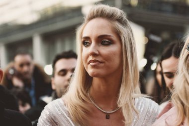 Milano, İtalya - 20 Şubat 2019: Influencer Chiara Ferragni Milano Moda Haftası sırasında bir defile önce - Mfwfw19