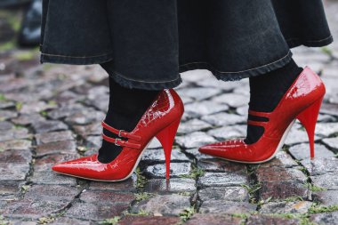 Paris, Fransa - 05 Mart 2019: Sokak stili kıyafet - Paris Moda Haftası sırasında bir defile sonra ayrıntılı kırmızı ayakkabı - Pfwfw19