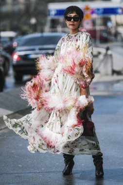 Paris, Fransa - 04 Mart 2019: Sokak stili kıyafet - Paris Moda Haftası sırasında bir defile sonra - Pfwfw19