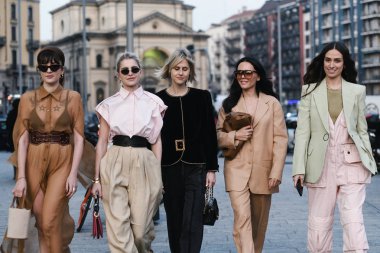 Milano, İtalya - 20 Şubat 2019: Milano Moda Haftası'nda bir defile öncesi sokak stili kıyafetler - modeller, blogcular ve etkileyiciler - Mfwfw19
