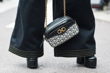 Milano, İtalya - 23 Şubat 2019: Milano Moda Haftası'nda bir defile öncesi Sokak stili Çanta detayı - Mfwfw19