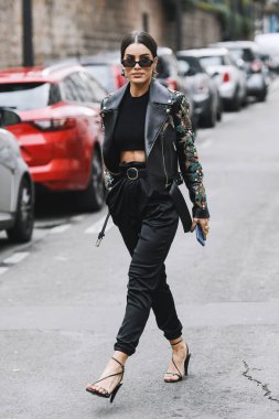 Paris, Fransa - 02 Mart 2019: Sokak stili kıyafet - Paris Moda Haftası sırasında bir defile sonrası Camila Coelho - Pfwfw19