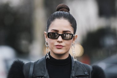 Paris, Fransa - 05 Mart 2019: Milano Moda Haftası'nda bir defile öncesi sokak stili kıyafet - Pfwfw19