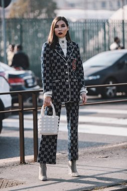 Milano, İtalya - 20 Şubat 2019: Sokak stili kıyafetler - Milano Moda Haftası sırasında bir defile öncesi Gucci kıyafetli kız - Mfwfw19