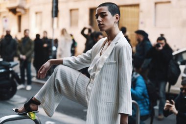 Milano, İtalya - 24 Şubat 2019: Milano Moda Haftası'nda defile öncesi sokak stili kıyafet - Mfwfw19