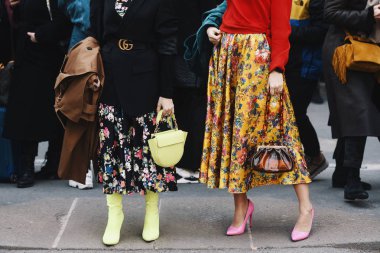 Milano, İtalya - 24 Şubat 2019: Milano Moda Haftası Mfwfw19 sırasında bir defile sonra Sokak tarzı kıyafet