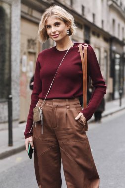 Paris, Fransa - 03 Mart 2019: Sokak stili kıyafet - Paris Moda Haftası sırasında bir defile sonrası Xenia Adonts - Pfwfw19