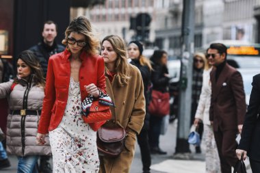 Milano, İtalya - 23 Şubat 2019: Milano Moda Haftası'nda bir defile öncesi sokak stili Kıyafetler - Mfwfw19