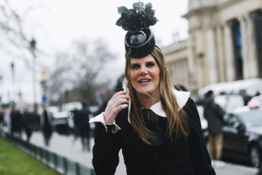 Paris, Fransa - 05 Mart 2019: Milano Moda Haftası'nda bir defile öncesi sokak stili kıyafet - Pfwfw19