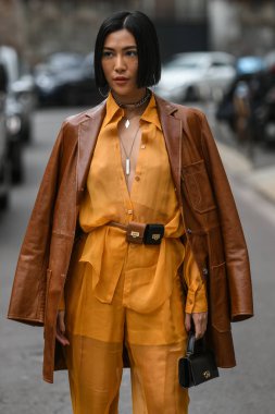 Milano, İtalya - 23 Şubat 2019: Milano Moda Haftası'nda bir defile öncesi sokak stili kıyafet modelleri, blogcular ve etkileyiciler - Mfwfw19 