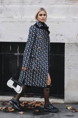 Paris, Fransa - 02 Mart 2019: Sokak stili kıyafet - Caroline Daur Paris Moda Haftası sırasında bir defile sonra - Pfwfw19