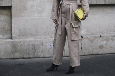 Paris, Fransa - 01 Mart 2019: Sokak stil kıyafeti - Linda Tol bir defile sırasında Paris moda haftası - Pfwfw19 önce