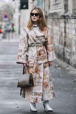 Paris, Fransa - 02 Mart 2019: Sokak stili kıyafet - Annabel Rosendahl Paris Moda Haftası sırasında bir defile sonra - Pfwfw19