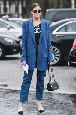 Paris, Fransa - 05 Mart 2019: Milano Moda Haftası'nda bir defile öncesi sokak stili kıyafet - Pfwfw19
