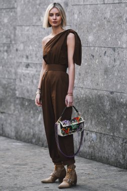 Milano, İtalya - 21 Şubat 2019: Sokak stili Moda blogger'ı Lisa Hahnbuck, Milano Moda Haftası sırasında bir defile öncesi Fendi çanta takıyor - Mfwfw19