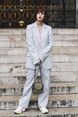 Paris, Fransa - 04 Mart 2019: Paris Moda Haftası sırasında sokak stili görünümü - Pfwfw19