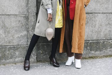 Paris, Fransa - 03 Mart 2019: Paris Moda Haftası sırasında bir defile den sonra sokak stili kıyafet, yakın çekim - Pfwfw19