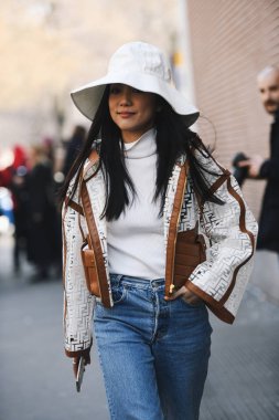 Milano, İtalya - 21 Şubat 2019: Milano Moda Haftası'nda defile öncesi Fendi yağmurluk giyen sokak stili Kadınlar - Mfwfw19