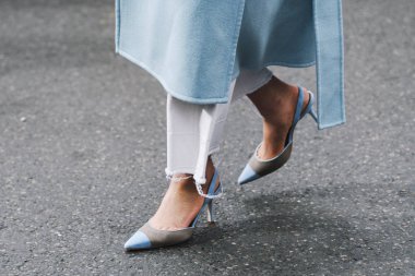 Paris, Fransa - 03 Mart 2019: Sokak stili kıyafet, ayrıntılı ayakkabı, yakın çekim, Paris Moda Haftası sırasında bir defile sonra - Pfwfw19