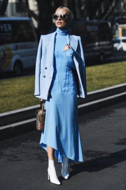 Milano, İtalya - 21 Şubat 2019: Milano Moda Haftası'nda bir defile öncesi Sokak stili Kıyafet - Mfwfw19