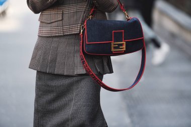 Milano, İtalya - 21 Şubat 2019: Milano Moda Haftası sırasında bir defile sonrası sokak stili Fendi çanta detayı - Mfwfw19
