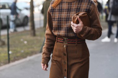 Milano, İtalya - 21 Şubat 2019: Milano Moda Haftası sırasında bir defile sonrası sokak stili Fendi kemer detayı - Mfwfw19