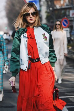 Milano, İtalya - 21 Şubat 2019: Milano Moda Haftası'nda bir defile öncesi Sokak stili Kıyafet - Mfwfw19