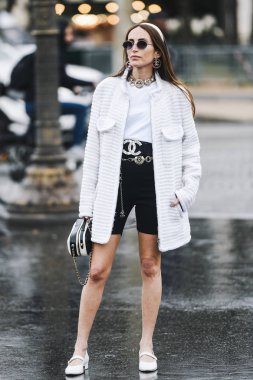 Paris, Fransa - 05 Mart 2019: Milano Moda Haftası'nda bir defile öncesi sokak stili kıyafet - Pfwfw19