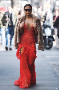 Milano, İtalya - 21 Şubat 2019: Milano Moda Haftası'nda bir defile öncesi Sokak stili Kıyafet - Mfwfw19