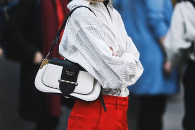 Milano, İtalya - 22 Şubat 2019: Milano Moda Haftası sırasında detaylı sokak stili Fancy çanta - Mfwfw19