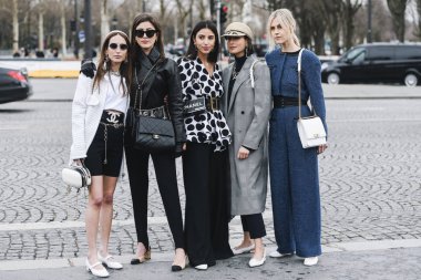 Paris, Fransa - 05 Mart 2019: Milano Moda Haftası'nda bir defile öncesi sokak stili kıyafet - Pfwfw19
