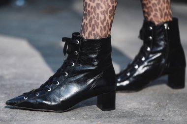 Milano, İtalya - 21 Şubat 2019: Milano Moda Haftası sırasında bir defile sonrası Sokak stili Boots detay - Mfwfw19