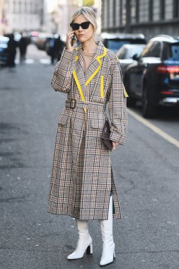 Milano, İtalya - 22 Şubat 2019: Sokak stili - Influencer Linda Tol Milano Moda Haftası sırasında bir defile sonra - Mfwfw19