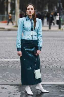 Paris, Fransa - 05 Mart 2019: Milano Moda Haftası'nda bir defile öncesi sokak stili kıyafet - Pfwfw19