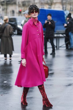 Paris, Fransa - 5 Mart 2019: Sokak stili kıyafet - Chloe Hill Paris Moda Haftası sırasında bir defile önce - Pfwfw19