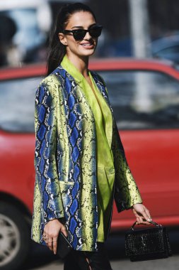 Milano, İtalya - 21 Şubat 2019: Milano Moda Haftası'nda bir defile öncesi Ysl çanta takan sokak stili Kadın - Mfwfw19