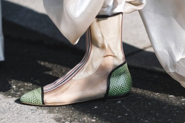 Milano, İtalya - 21 Şubat 2019: Milano Moda Haftası sırasında bir defile sonrası Sokak stili Ayakkabı detay - Mfwfw19