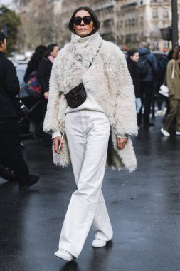 Paris, Fransa - 05 Mart 2019: Paris Moda Haftası sırasında bir defile sonra Sokak tarzı kıyafet Julie Pelipas - Pfwfw19