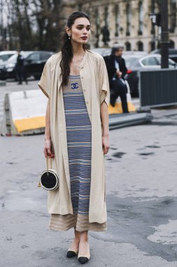 Paris, Fransa - 05 Mart 2019: Milano Moda Haftası'nda bir defile öncesi sokak stili kıyafet - Pfwfw19
