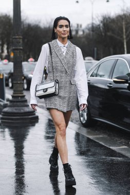 Paris, Fransa - 05 Mart 2019: Milano Moda Haftası'nda bir defile öncesi sokak stili kıyafet - Pfwfw19