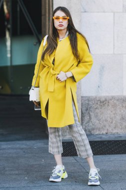 Milano, İtalya - 24 Şubat 2019: Milano Moda Haftası'nda defile öncesi sokak stili kıyafet - Mfwfw19