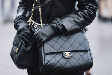 Paris, Fransa - 05 Mart 2019: Milano Moda Haftası'nda bir defile öncesi sokak stili kıyafet - Pfwfw19