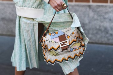 Milano, İtalya - 21 Şubat 2019: Milano Moda Haftası sırasında bir defile sonrası sokak stili Fendi kıyafet detayı - Mfwfw19