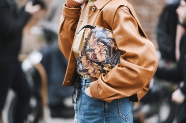 Milano, İtalya - 23 Şubat 2019: Milano Moda Haftası sırasında bir defile sonrası Sokak stili Çanta detayı - Mfwfw19