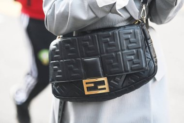 Milano, İtalya - 21 Şubat 2019: Sokak stili - Milano Moda Haftası sırasında bir defile den sonra ayrıntılı Fendi çanta - Mfwfw19