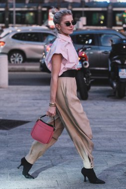 Milano, İtalya - 20 Şubat 2019: Milano Moda Haftası'nda bir defile den sonra sokak stili kıyafet - Mfwfw19