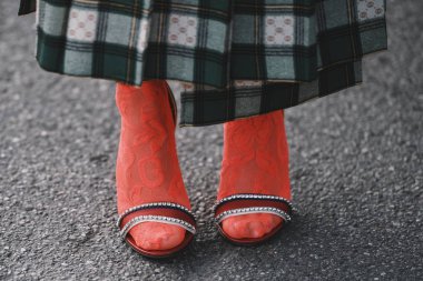 Milano, İtalya - 20 Şubat 2019: Sokak stili - Milano Moda Haftası sırasında bir defile sonrası Gucci giyen kadın - Mfwfw19