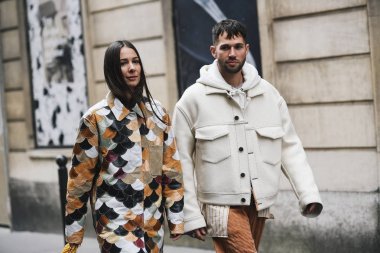 Paris, Fransa - 03 Mart 2019: Paris Moda Haftası sırasında sokak tarzı kıyafetler - Pfwfw19