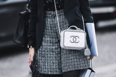 Paris, Fransa - 05 Mart 2019: Sokak stili kıyafet - Paris Moda Haftası sırasında bir defile den sonra Chanel çanta giyen kadın - Pfwfw19